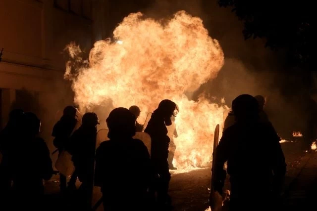 Βροχή μολότοφ κατά των αστυνομικών στο λόφο του Στρέφη